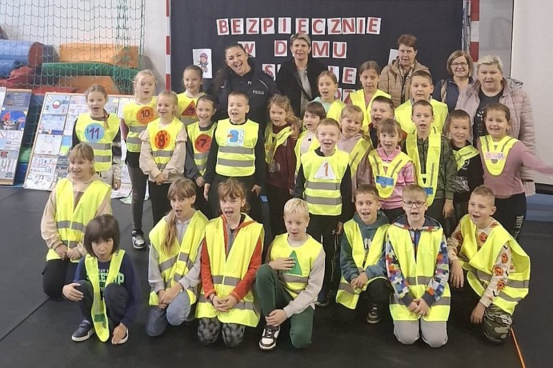 Powiat sępoleński: Wspólna misja policjantów i szkół w ramach akcji „Odblaskowa Szkoła”