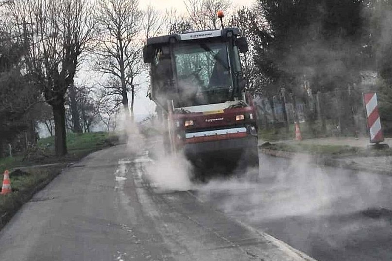 Trwa przebudowa odcinka drogi powiatowej w Młotkowie, w gminie Wysoka