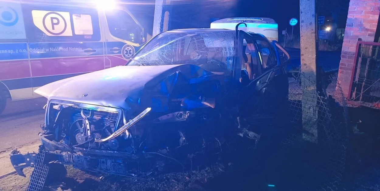 Wąwelno: Uderzył w słup energetyczny. 18-latek prowadził po alkoholu i bez prawa jazdy - fot. KPP Sępólno Krajeńskie