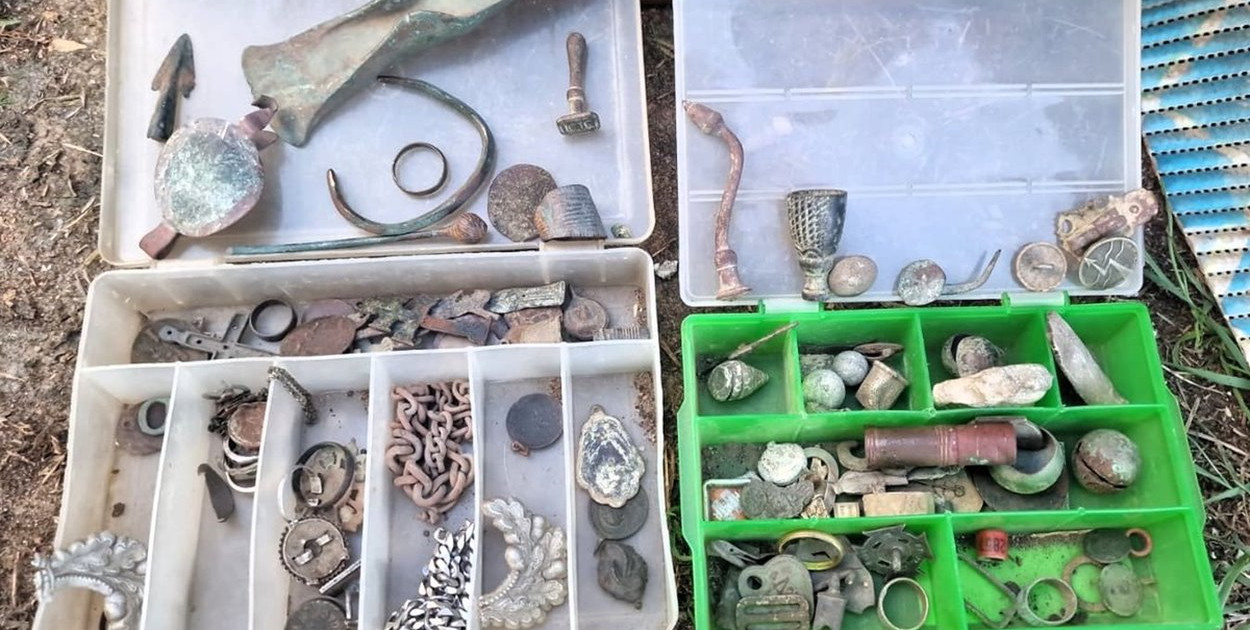 Złotów: Narkotyki, broń bez pozwolenia, nielegalnie posiadane artefakty w mieszkaniu zatrzymanego 38-latka - fot. KPP Złotów