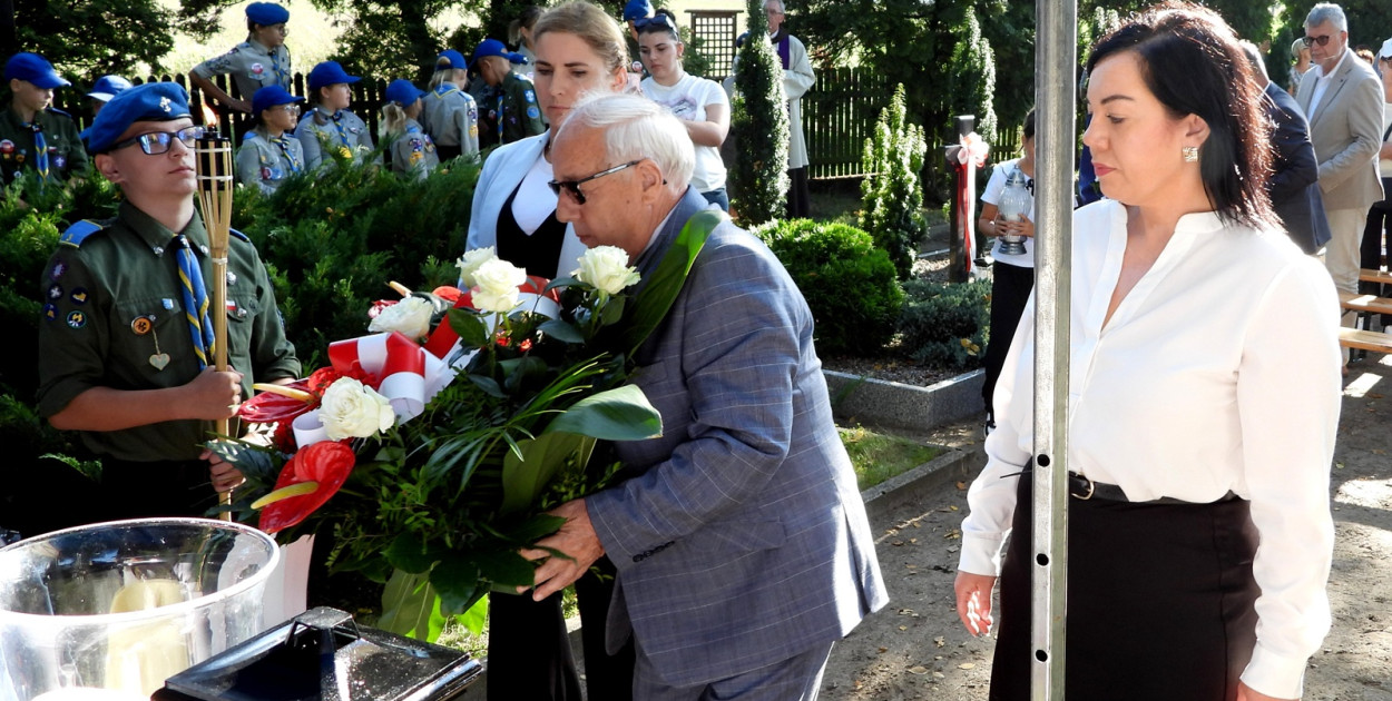 W 86 rocznicę wybuchu II Wojny Światowej na cmentarzu cywilnych ofiar niemieckich zbrodni w Radzimiu uczczono pamięć pomordowanych - fot. Andrzej Ossowski