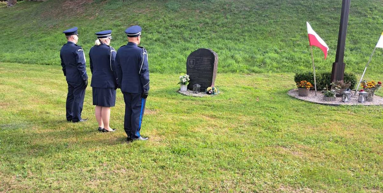 Sępólno: Oddali hołd pomordowanym polskim policjantom - fot. KPP Sępólno