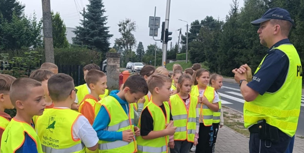 Więcbork: Bezpieczna droga do szkoły-lekcja z dzielnicowym - fot. KPP Sępólno Krajeńskie
