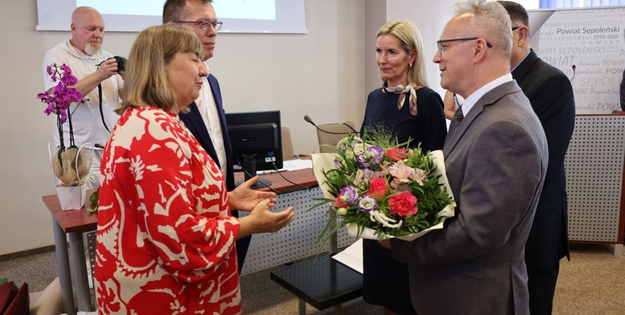 Wpis Władysława Dobbera oraz śp. dr. Józefa Buławy do Księgi Zasłużonych Powiatu Sępoleńskiego - fot. Starostwo Powiatowe w Sępólnie Krajeńskim 