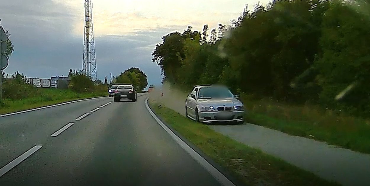 Skrajny braki rozwagi kierowcy BMW, który jechał ścieżką dla rowerów w Osówcu - fot. KMP Bydgoszcz