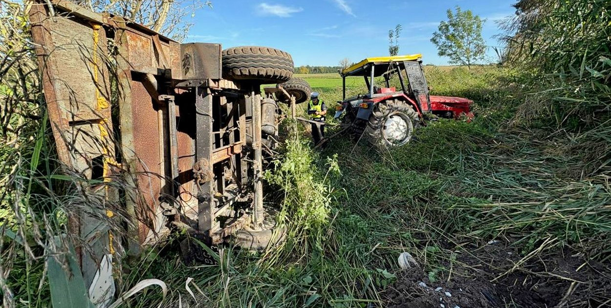Kujawsko-pomorskie: Kierujący ciągnikiem z przyczepą zjechał do rowu. Miał ponad 0,5 promila - fot. KPP Żnin