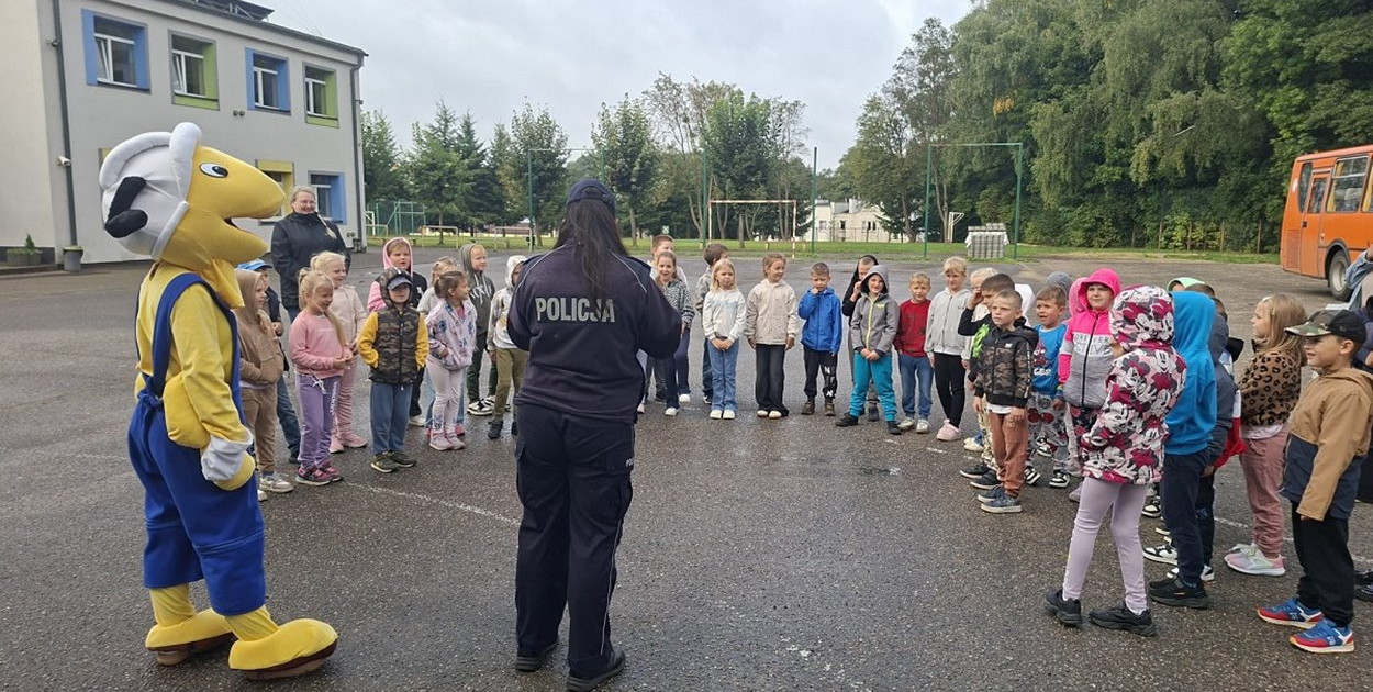 Kamień Krajeński Policjantki i maskotka Mrówki uczą pierwszoklasistów zasad bezpieczeństwa - fot. KPP Sępólno Krajeńskie