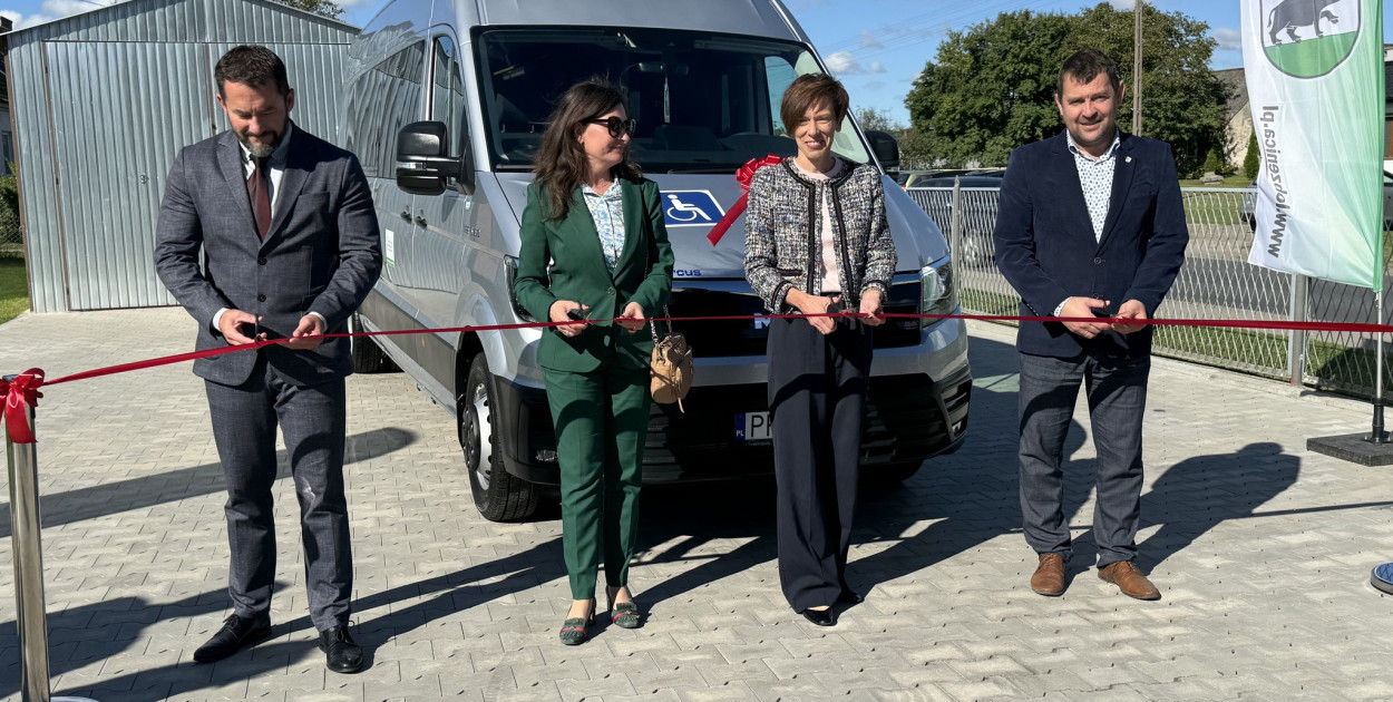 Wyrzysk  Łobżenica - Nowy autobus dla uczestników WTZ w Liszkowie przekazany! - fot. UM Wyrzysk