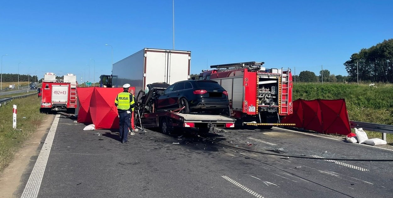Tragiczne skutki wypadku na drodze S-5 w powiecie nakielskim - fot. KPP Nakło nad Notecią