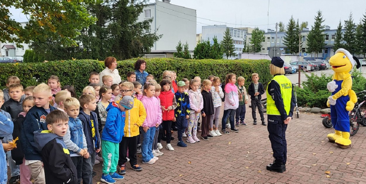 Sępólno Krajeńskie - Bezpieczna droga do szkoły – działania policjantów z najmłodszymi uczniami w szkołach w Wałdowie, Wiśniewie, Lutowie, Zbożu, Zalesiu, Zamartem i Sępólnie Krajeńskim - fot. KPP Sępólno Krajeńskie
