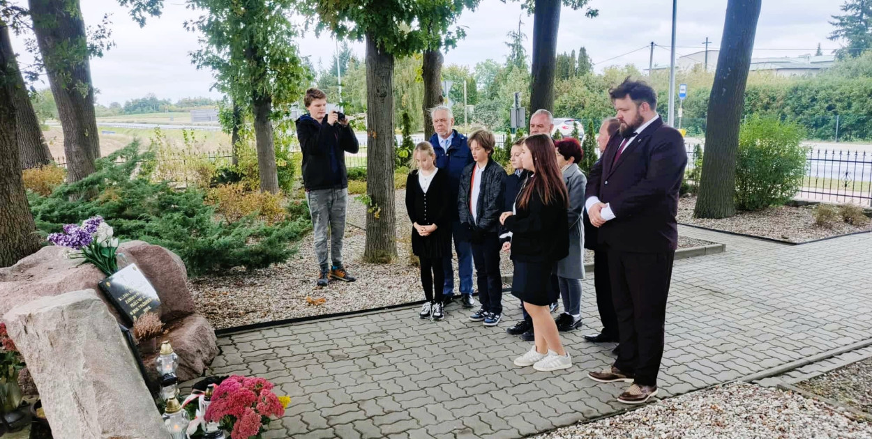 Gmina Koronowo - Oddali hołd ofiarom zbiorowych egzekucji na terenie Tryszczyna - fot. UM Koronowo