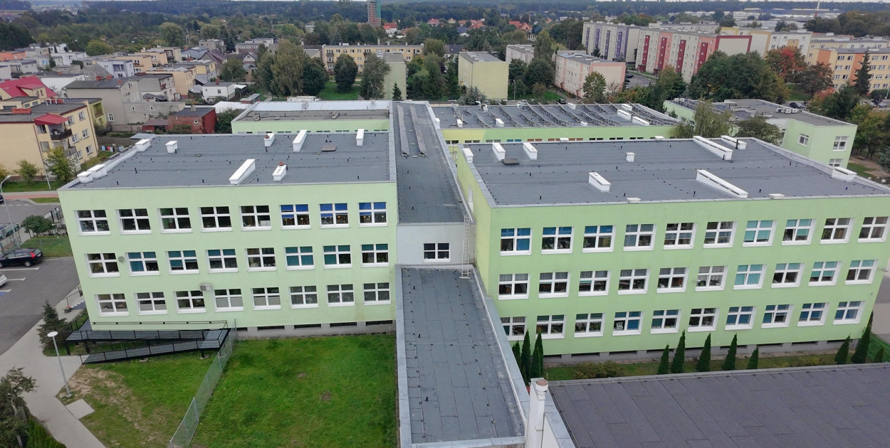 Zakończono prace związane z wymianą poszycia dachowego na SP nr 3 w Złotowie - fot. Miasto Złotów