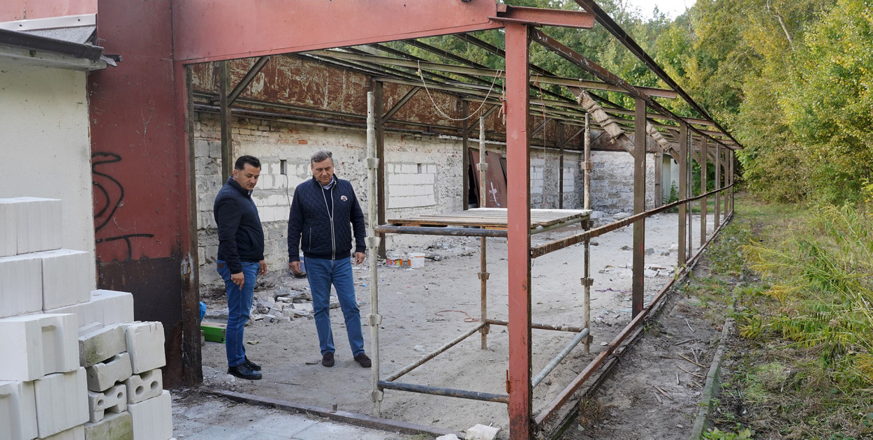 Człuchów - Ruszyła modernizacja hangarów na plaży OSiR - fot. UM Człuchów
