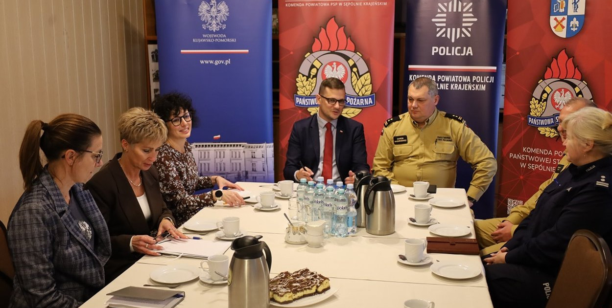 Wojewoda Kujawsko-Pomorski spotkał się z przedstawicielami służb w Sępólnie Krajeńskim fot. KPP Sępólno Krajeńskie