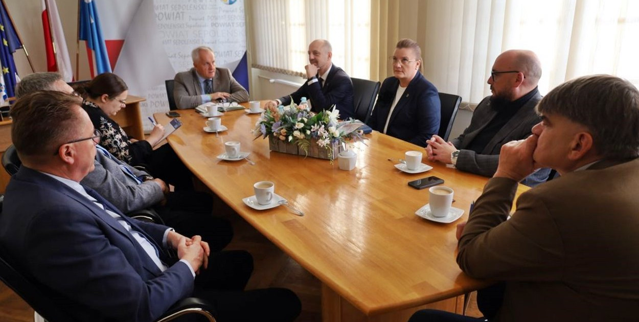 Robocze spotkanie w sprawie budowy ścieżki rowerowej Więcbork - Sępólno Krajeńskie - fot. Powiat Sępoleński