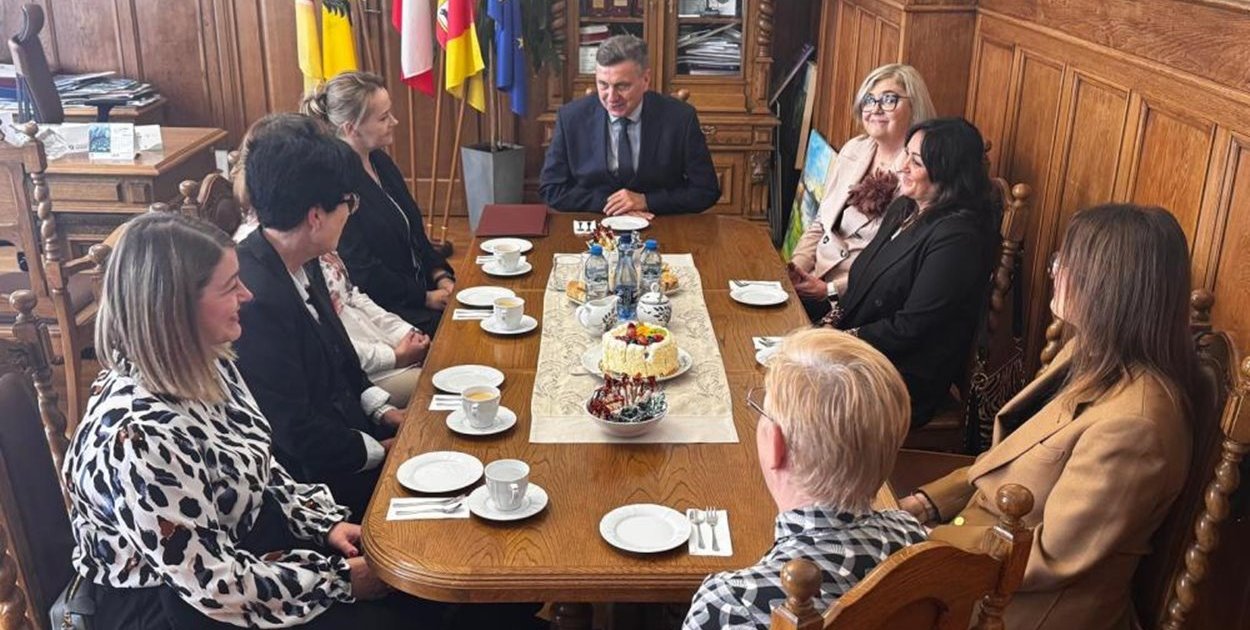 Człuchów - Wyróżnienia dla pedagogów z okazji Dnia Edukacji Narodowej - fot. UM Człuchów