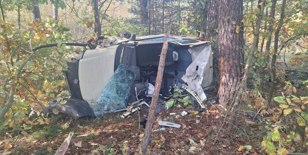 Dachowanie na trasie Piła - Kaczory - fot. asp. Kamil Woźniak, str. Łukasz Jagła, KP PSP Piła