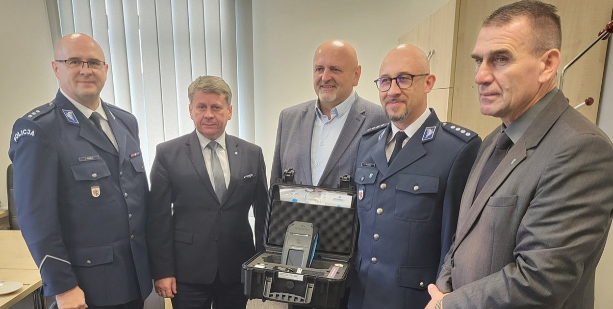 Policjanci z Mroczy i Sadek otrzymali urządzenie do walki z przestępczością narkotykową - fot. KPP Nakło nad Notecią