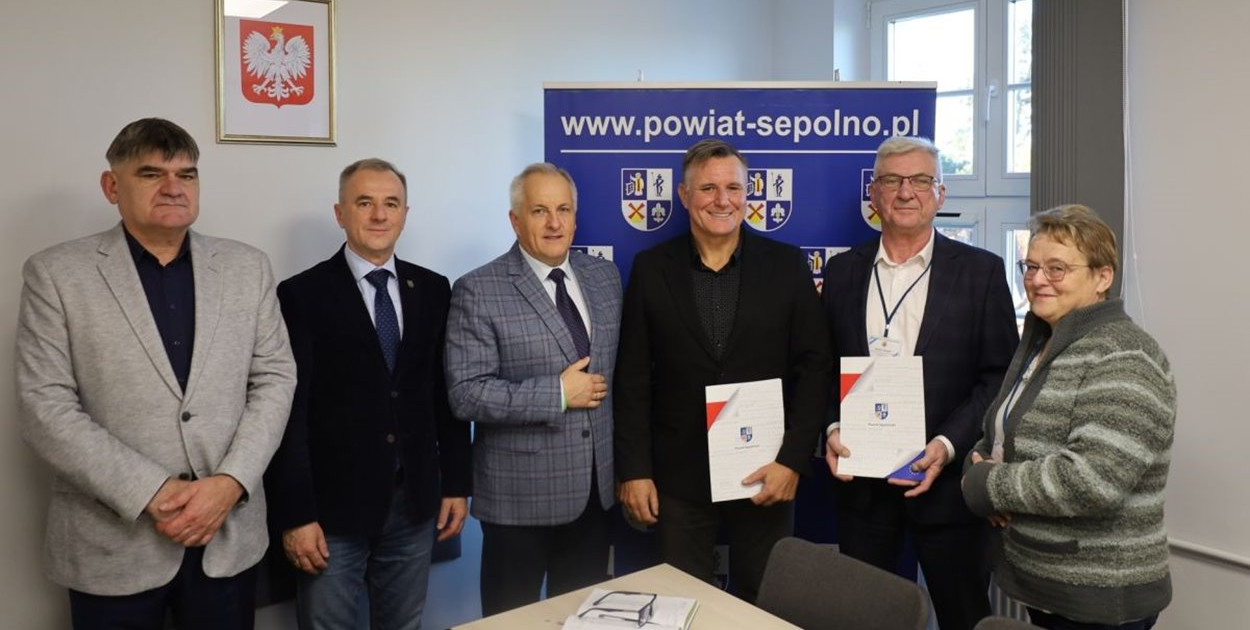 Powiat sępoleński Podpisanie umowy na przebudowę drogi powiatowej w Piasecznie i fot. Powiat Sępoleński