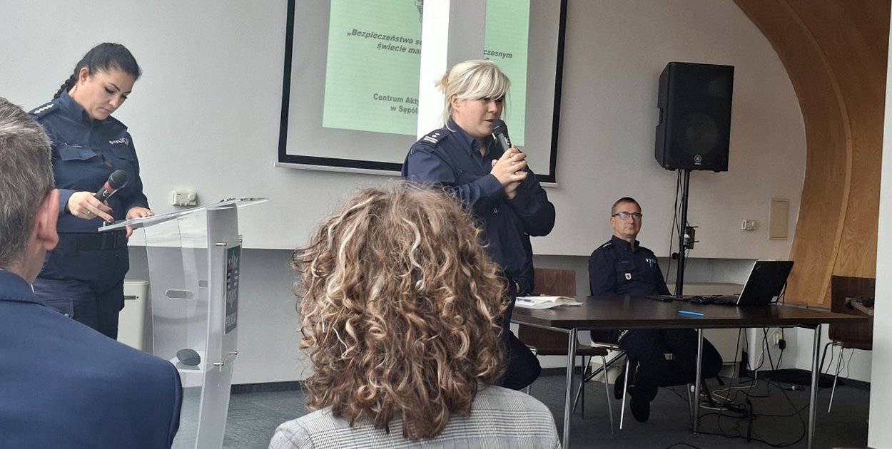 Sępólno Krajeńskie - Seniorzy wobec współczesnych zagrożeń – debata o bezpieczeństwie w świecie manipulacji oszustów - fot. KPP Sępólno Krajeńskie