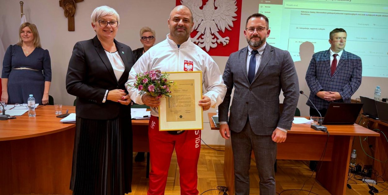 Gratulacje dla Sebastiana Sobiecha podczas sesji Rady Miejskiej w Łobżenicy - fot. UM Łobżenica