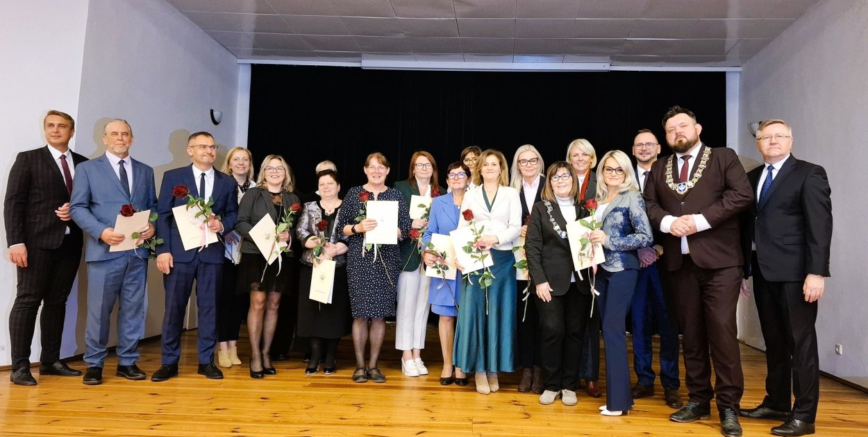 Koronowo Nagrody za osiągnięcia w pracy dydaktyczno-wychowawczej wręczone podczas sesji Rady Miejskiej - fot. UM Koronowo