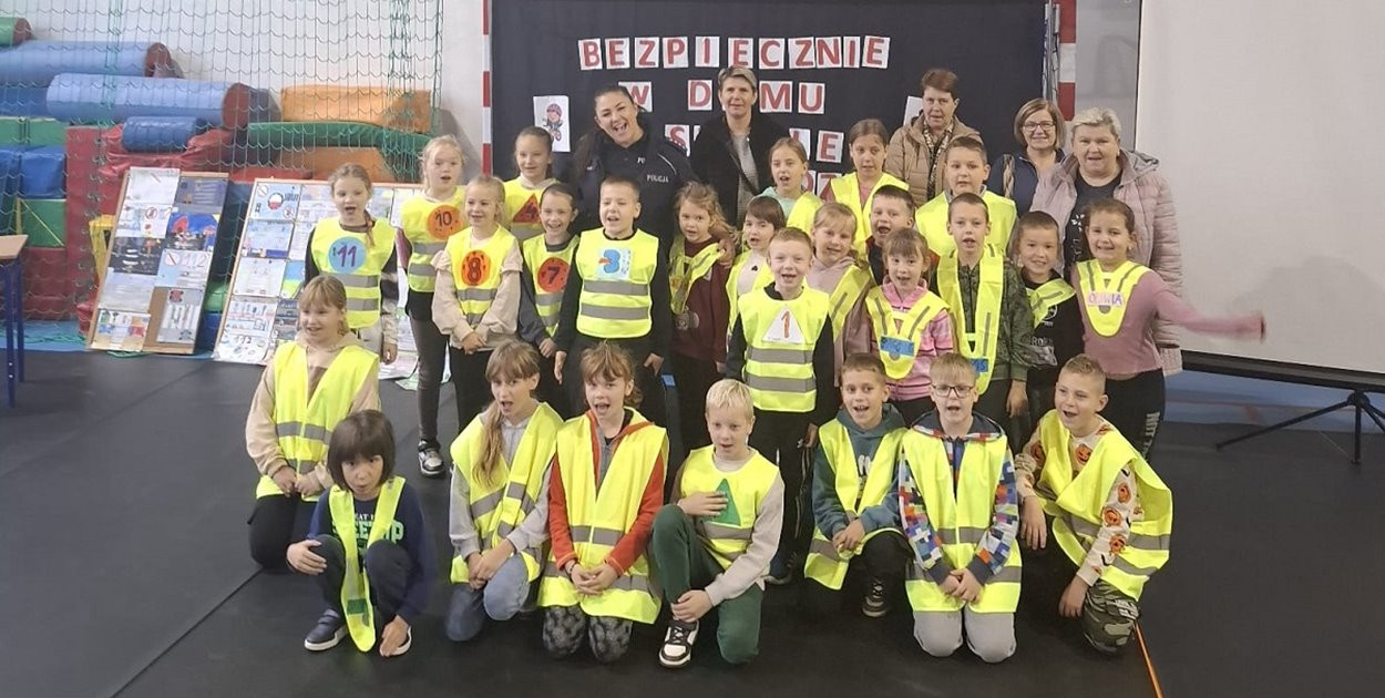 Powiat sępoleński  Wspólna misja policjantów i szkół w ramach akcji „Odblaskowa Szkoła” - fot. KPP Sępólno Krajeńskie