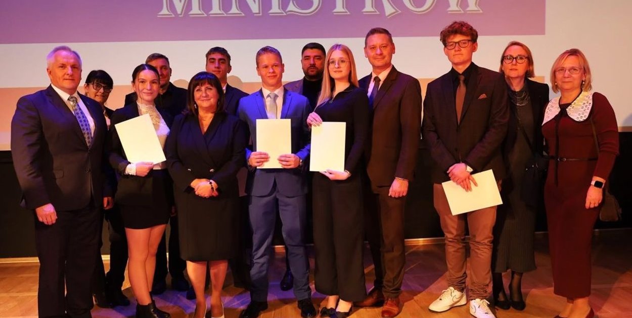 Stypendia Prezesa Rady Ministrów dla pięciorga uczniów z powiatu sępoleńskiego - fot. Powiat Sępoleński