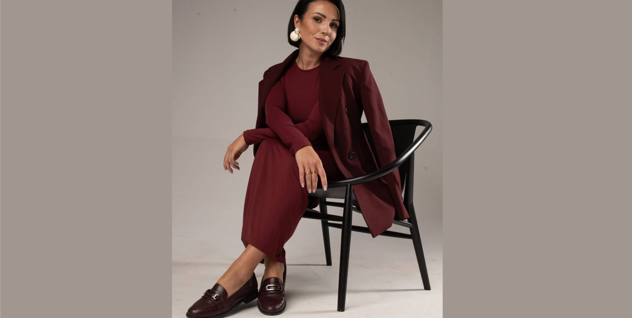 Stylizacje do pracy — jakie buty pasują do kobiecego garnituru? - fot. partnera