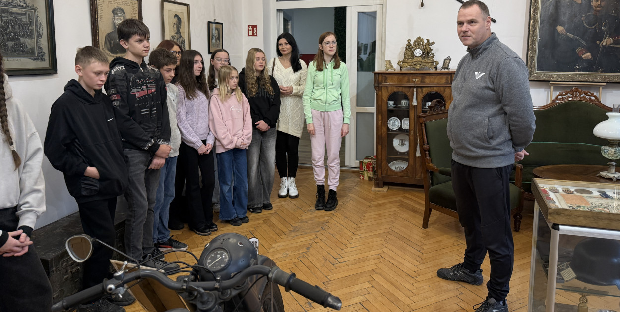 „Podróż przez historię”. Wyjątkowa wystawa w M-GOK - fot. MGOK Kamień Krajeński