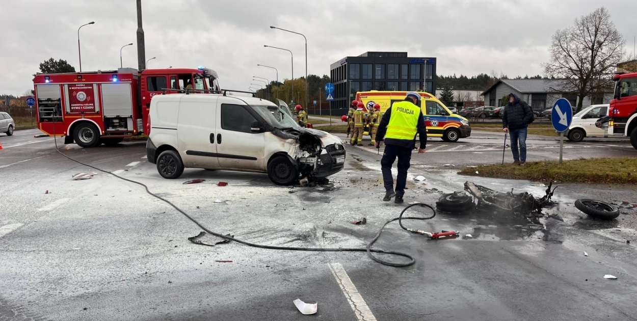 Piła Zderzenie samochodu osobowego z motocyklem. Jednoślad stanął w płomieniach - fot. kpt. Bartłomiej Stoupiec, KP PSP Piła
