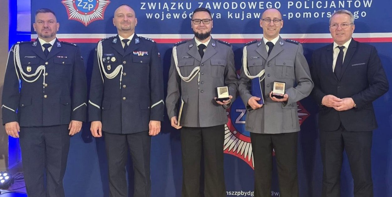 Dzielnicowi z nakielskiej komendy wyróżnieni „Kryształowym Sercem” - fot. KWP Bydgoszcz