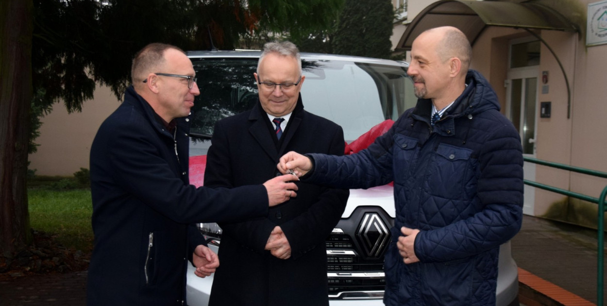 Przekazanie nowego samochodu dla Środowiskowego Domu Samopomocy w Więcborku - fot. UM Więcbork