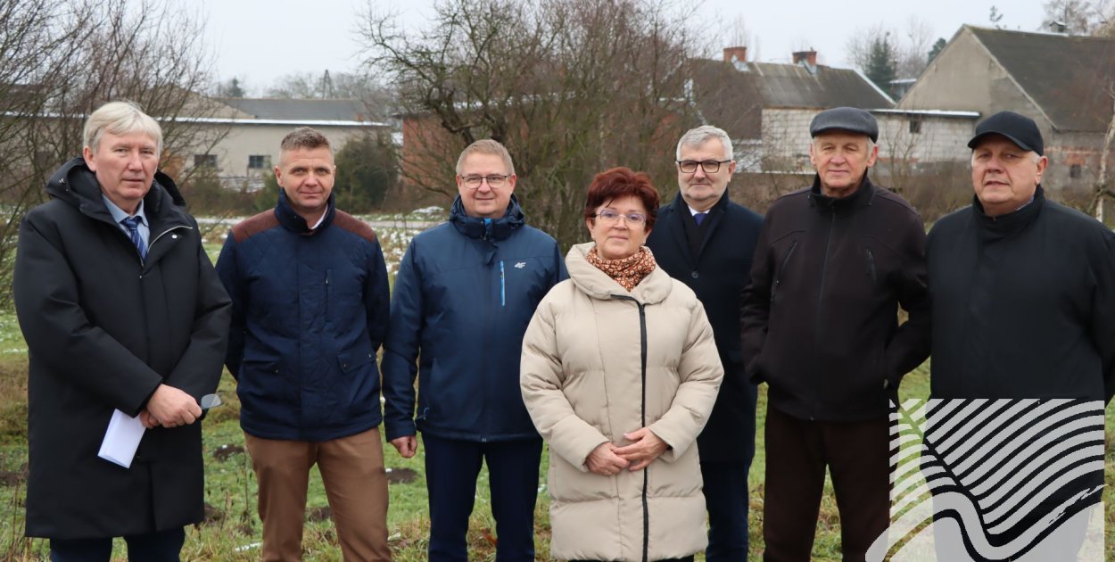 Powiat nakielski Odbiór nowego chodnika w Trzeciewnicy, gmina Nakło nad Notecią - fot. Powiat Nakielski