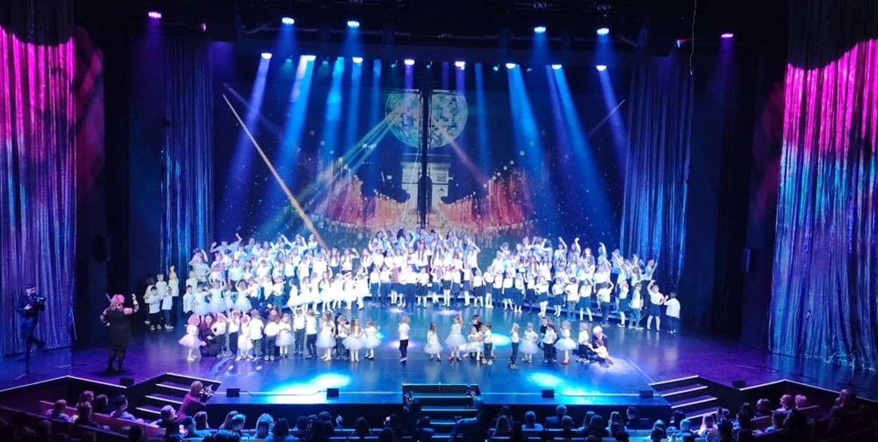 Dzieci z Człuchowa na scenie Teatru Muzycznego w Gdyni - fot. UM Człuchów