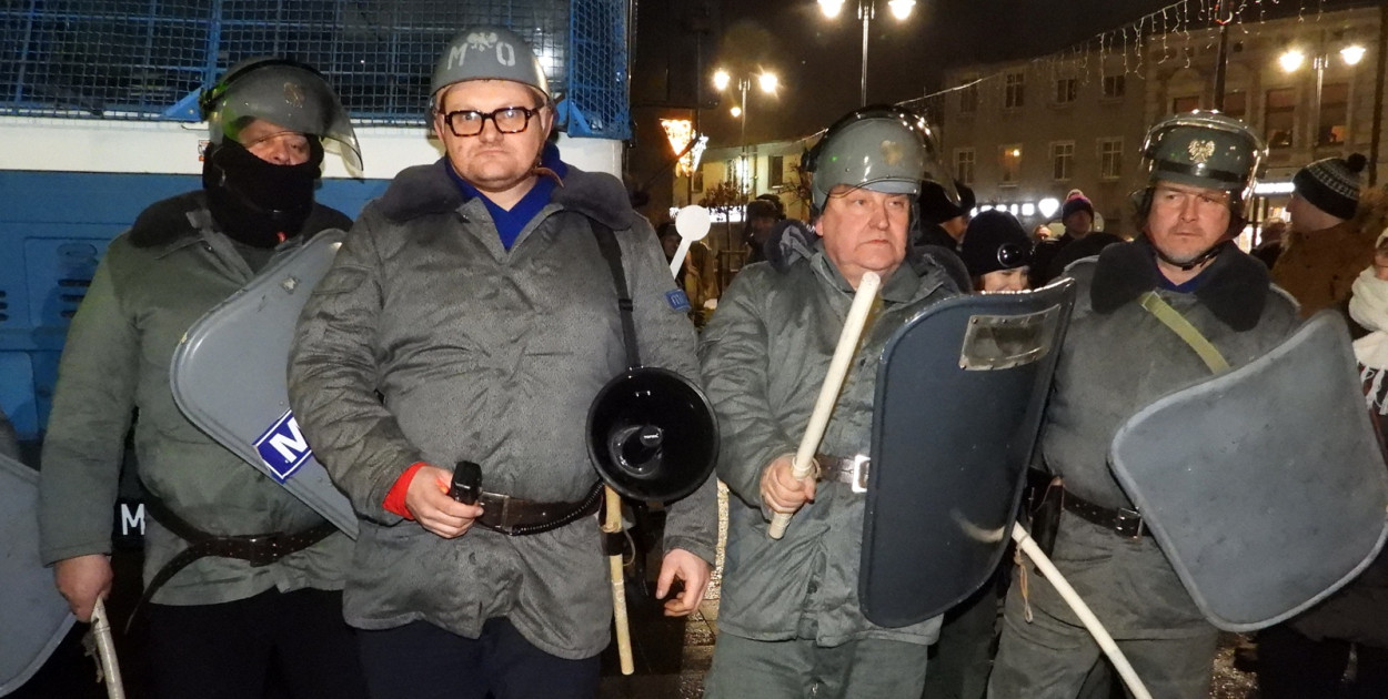 Inscenizacja w rocznicę stanu wojennego w Sępólnie Krajeńskim - fot. Andrzej Ossowski