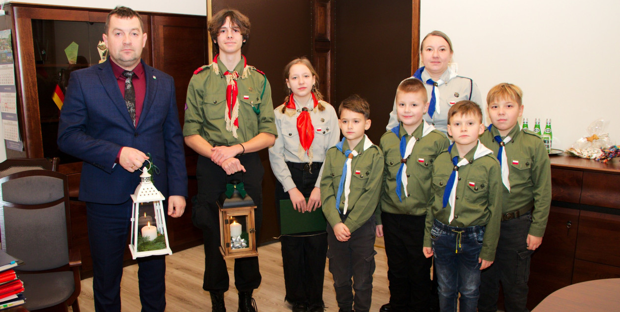Betlejemskie Światło Pokoju w Urzędzie Miejskim w Wyrzysku - fot. UM Wyrzysk