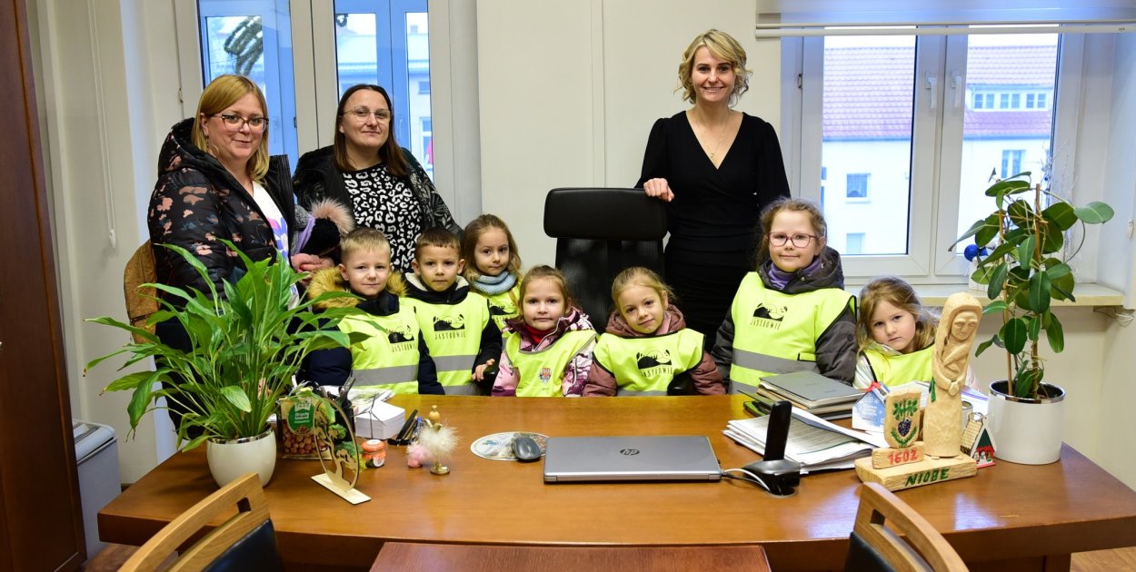 Urząd Gminy i Miasta Jastrowie odwiedziły Pszczółki z Brzeźnicy - fot. UGiM Jastrowie