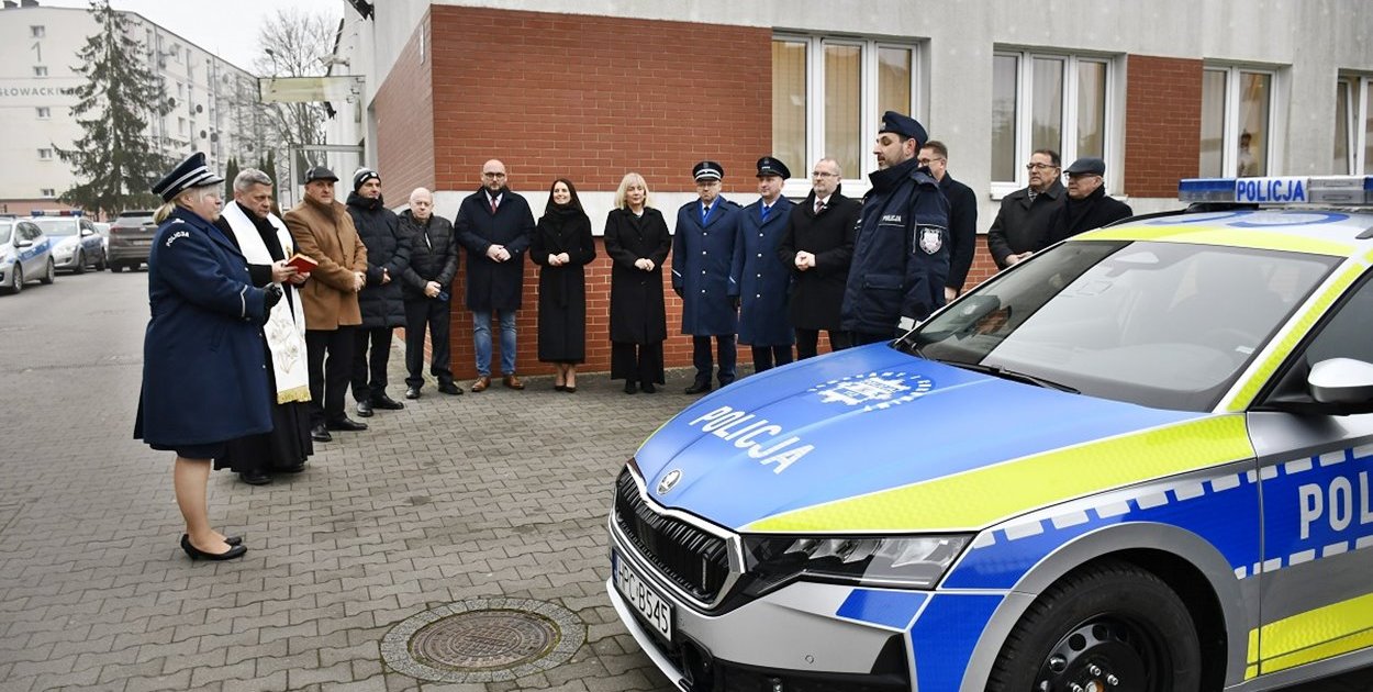 Sępólno Krajeńskie Uroczyste przekazanie sępoleńskim policjantom nowoczesnego radiowozu - fot. KPP Sępólno Krajeńskie