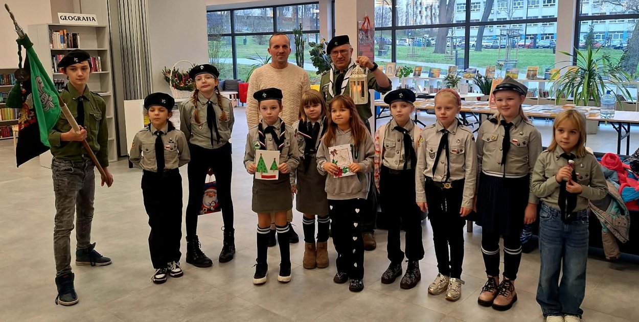 Nakło nad Notecią Betlejemskie Światło Pokoju w nakielskiej bibliotece - fot. PiMBP Nakło nad Notecią