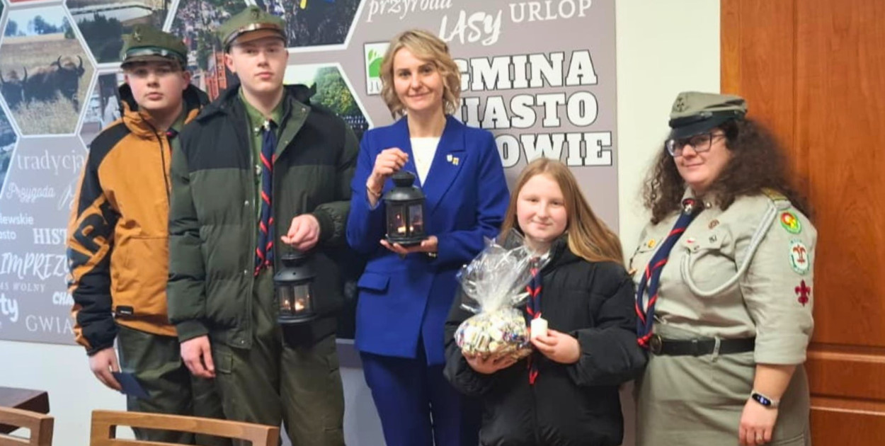 Jastrowie Burmistrz Ewa Winkowska odebrała Betlejemskie Światło Pokoju z rąk harcerzy - fot. UGiM Jastrowie