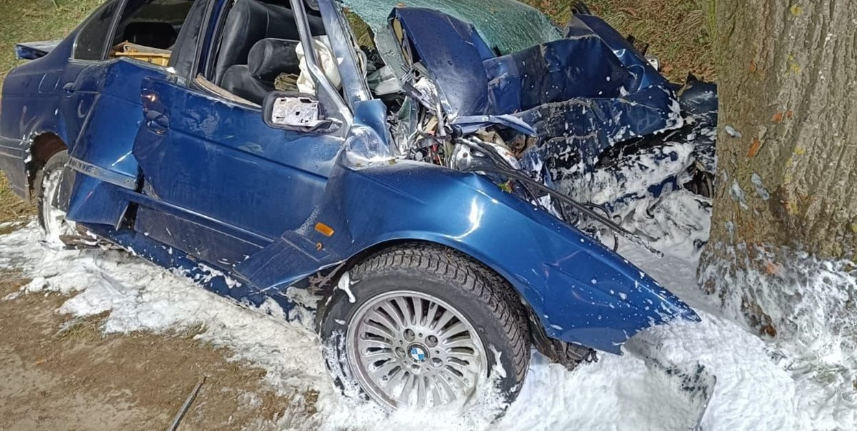 Tragiczny wypadek w wigilijną noc. Nie żyje 24-letni kierowca BMW - fot. KPP Giżycko