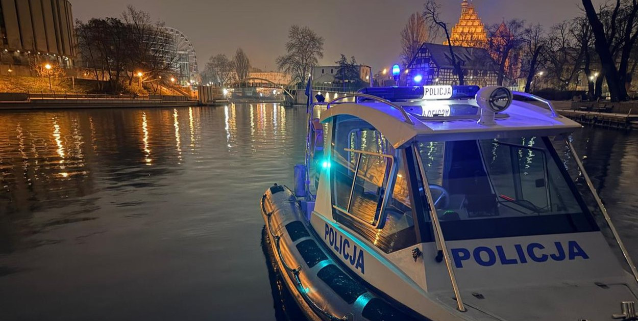 Bydgoszcz Niefortunnie poślizgnął się na śniegu i wpadł do Brdy - fot. KMP Bydgoszcz