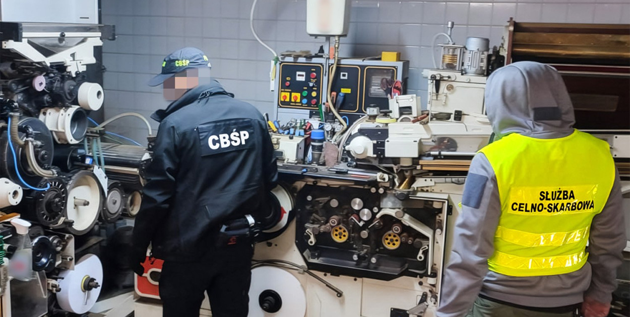 Kujawsko-pomorskie Służby zlikwidowały nielegalną fabrykę papierosów - fot. CBŚP i KAS - 3-466500
