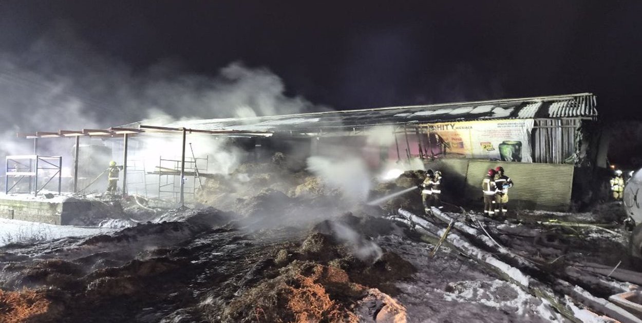 Pożar budynku inwentarskiego w miejscowości Topola gmina Łobżenica - fot. asp. Kamil Woźniak, KP PSP Piła