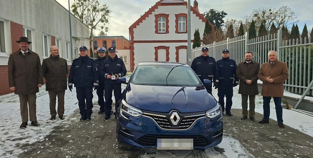 Nowy radiowóz dla policjantów z Sępólna Krajeńskiego - fot. KPP Sępólno Krajeńskie
