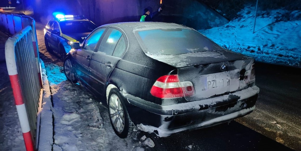 Niesprawne BMW blokowało ruch przed wiaduktem w Złotowie. Zatrzymano też kierowcę busa - fot. KPP Złotów