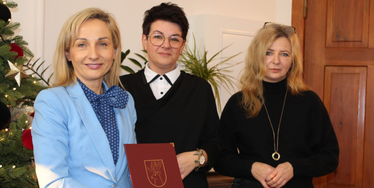 Powierzenie pełnienia obowiązków dyrektora Szkoły Podstawowej im. Jana Pawła II w Ujściu - fot. UM Ujście