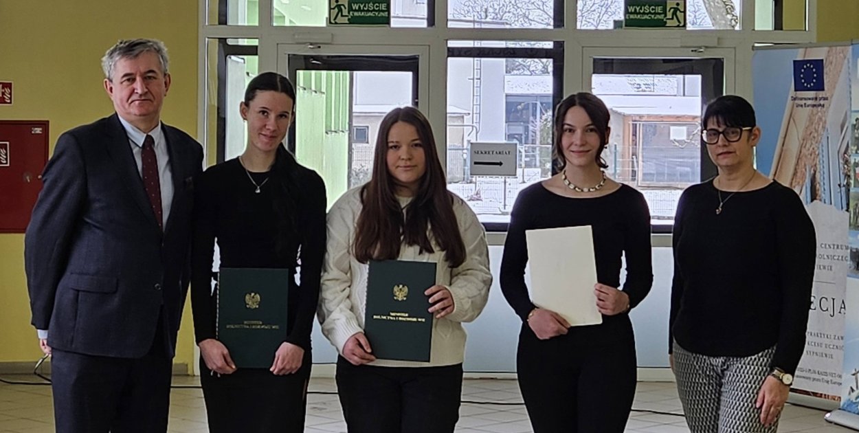 Gmina Więcbork/ Stypendia i nagrody finansowe dla uczniów ZSCKR Sypniewo
