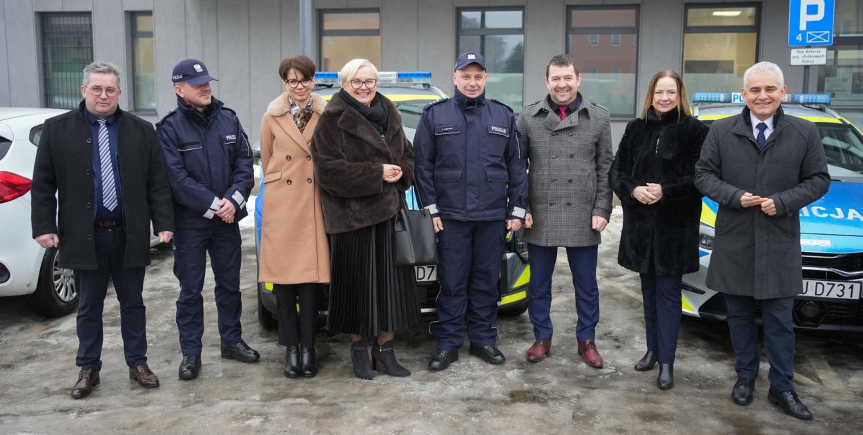 Nowy radiowóz dla Komisariatu Policji w Wyrzysku dzięki wsparciu samorządów Łobżen